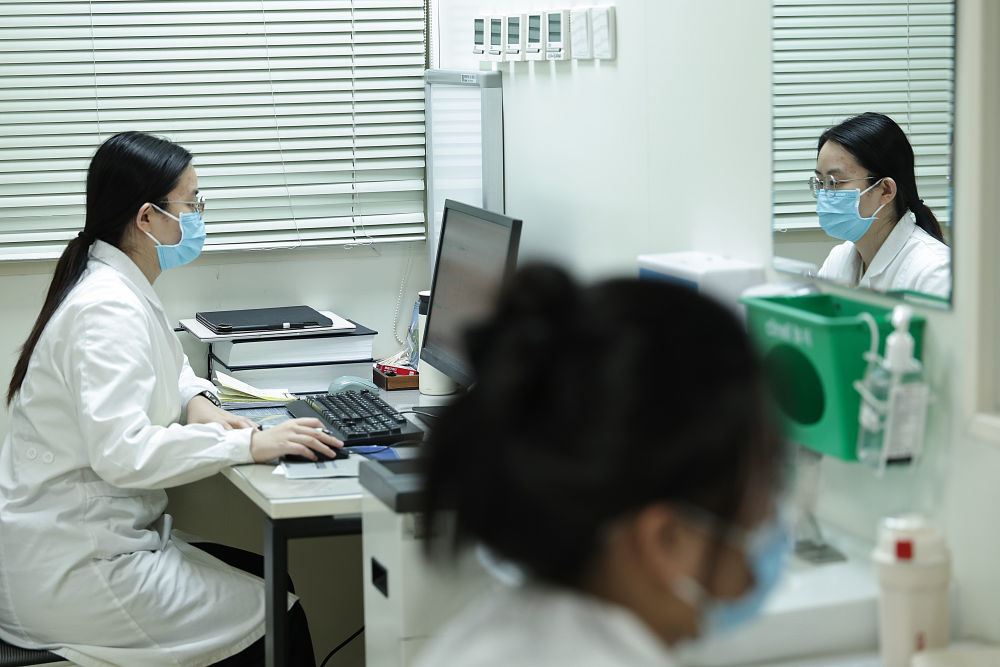 2月5日21时许，急诊科医生在值班室内记录病历。