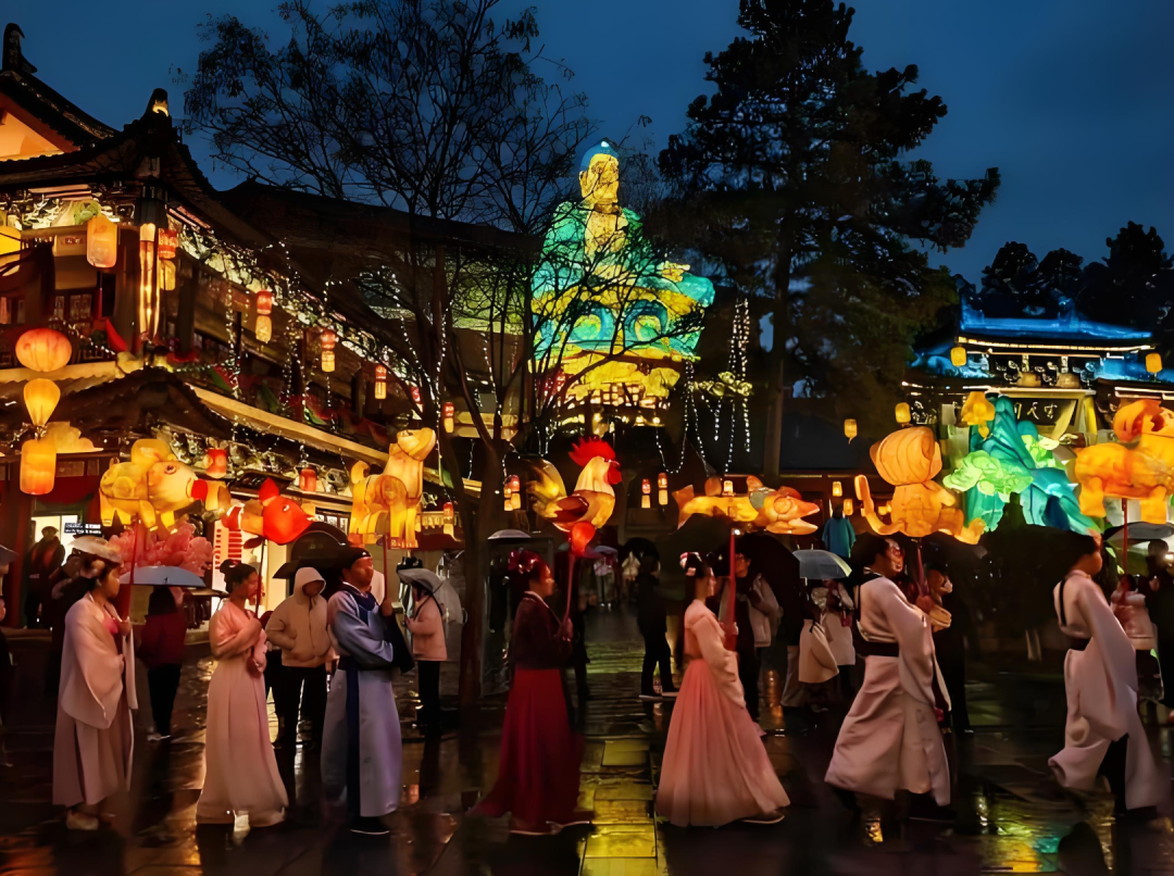 园区每天上演410多场常规表演,280场NPC互动,包公迎宾、打铁花、大宋拍卖会,游客从早逛到晚不重样