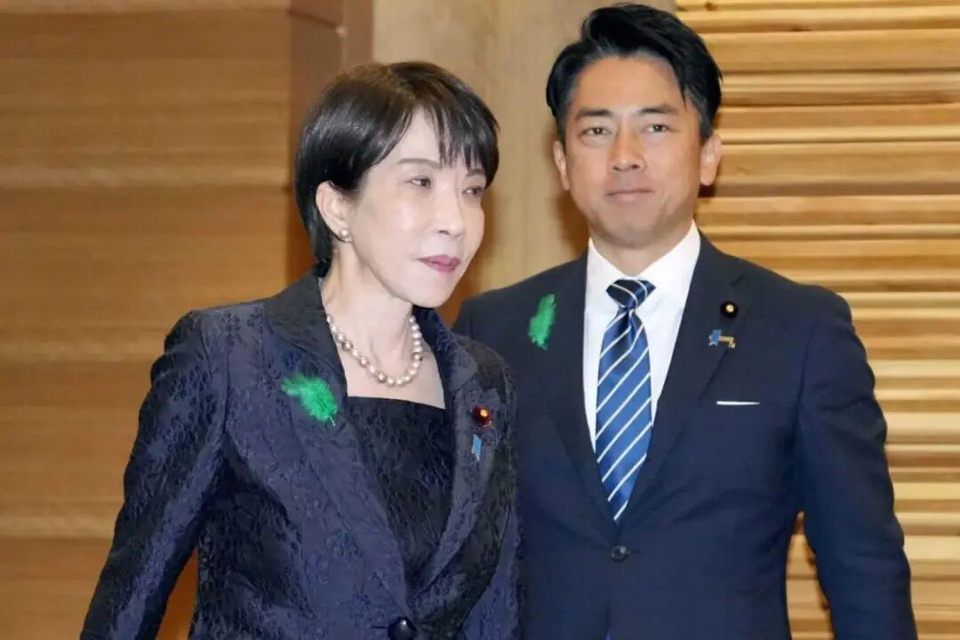 4月21日,日本首相高市早苗和防卫大臣小泉进次郎出席内阁会议。(图源:美联社)