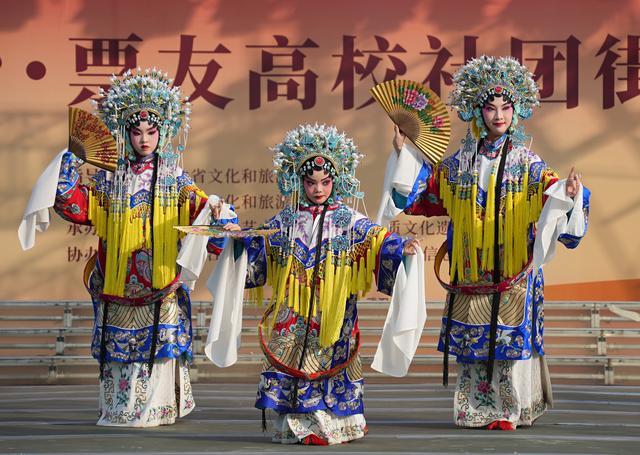 名家新秀、少儿传承京剧专场演出在汉口江滩大舞台举行。 记者吴军摄