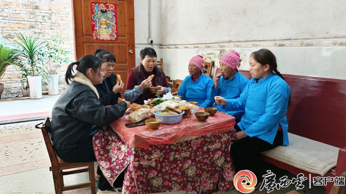 支起油茶锅又唱起了蝴蝶歌。