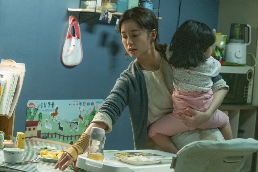 在中国家庭中,妈妈通常是照顾孩子的主力