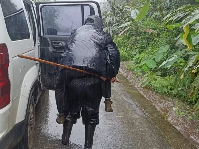 风雨交加中，辅警迪志光背起被困老人，用行动守护群众安全。