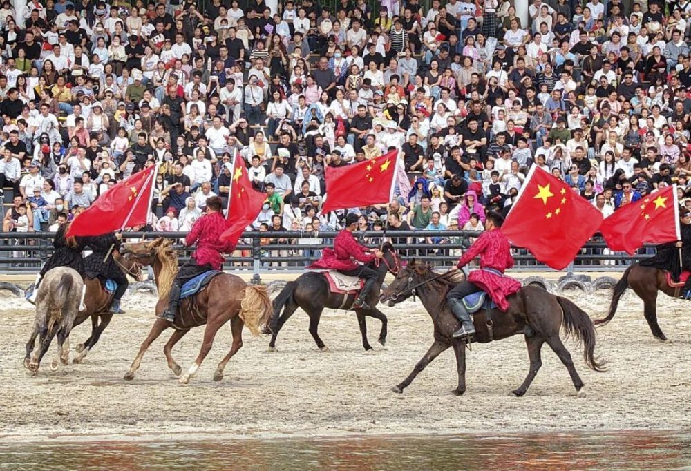 10月1日,游客在江苏南通森迪旅游度假区观看马术编队表演(无人机照片)。新华社发(许丛军摄)