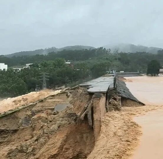 其中一处溃口处。视频截图