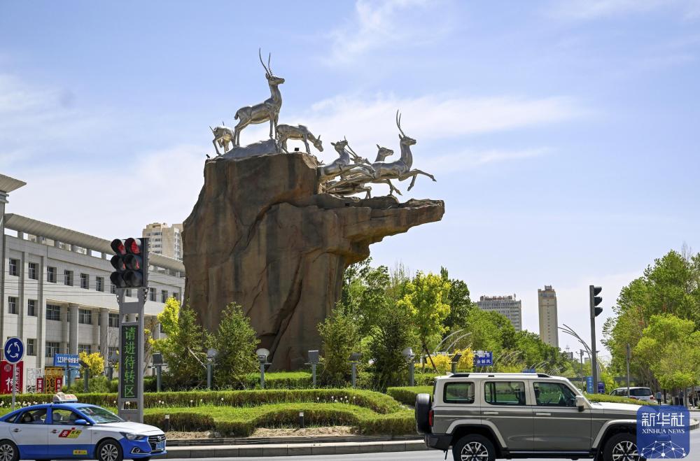 2026年6月5日拍摄的位于格尔木市一个十字路口的藏羚羊雕塑。新华社记者 徐嘉懿 摄