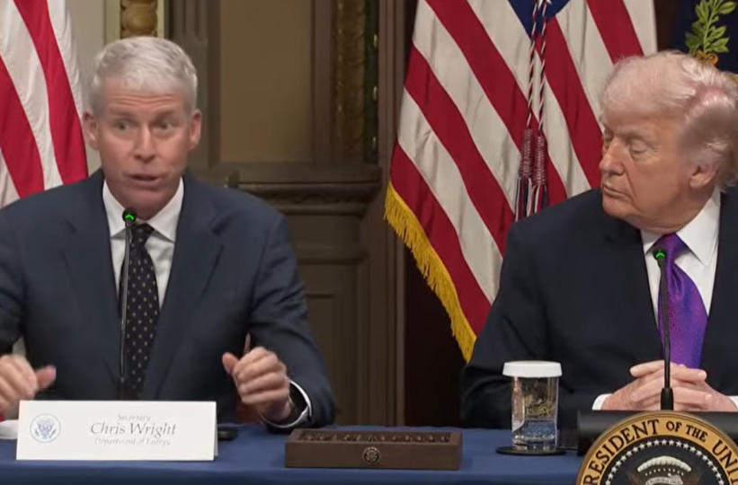 赖特(左)此前与特朗普一同出席记者会 视频截图