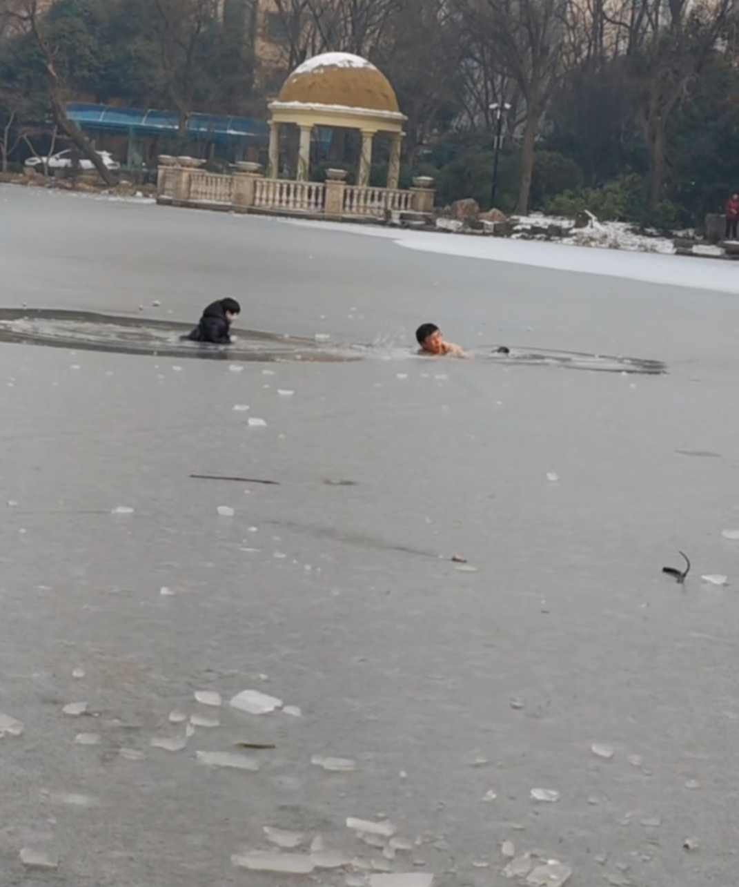 ▲救人现场视频截图