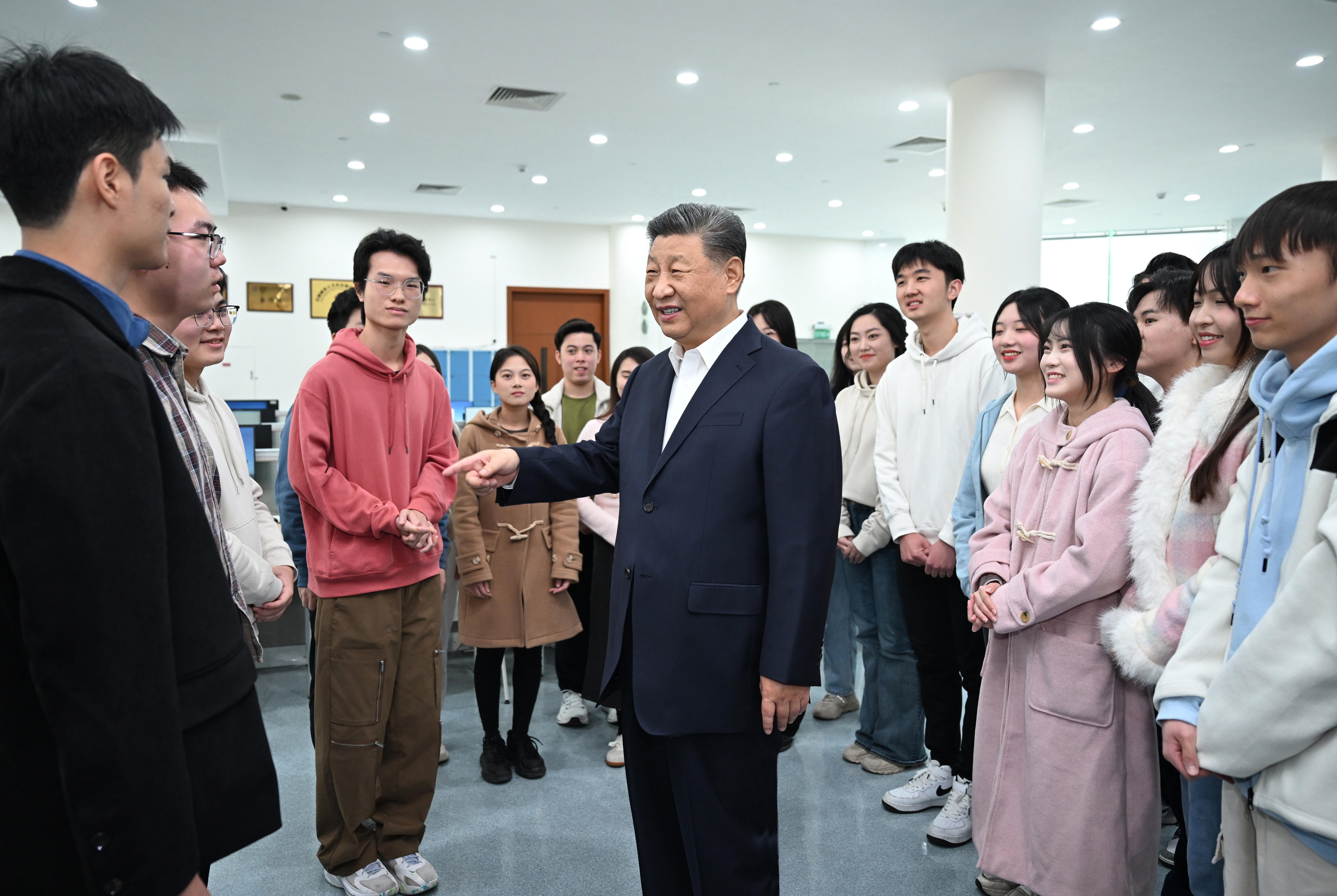 2024年12月19日，习近平来到澳门科技大学考察，同学校师生和科研工作者亲切交流。这是习近平在学校图书馆同正在查阅资料的同学们亲切交流。