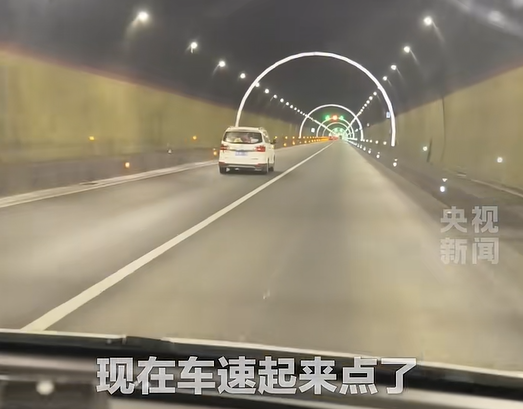 龟速车占道致车辆堵成长龙!交警霸气喊话:跑不快就靠右