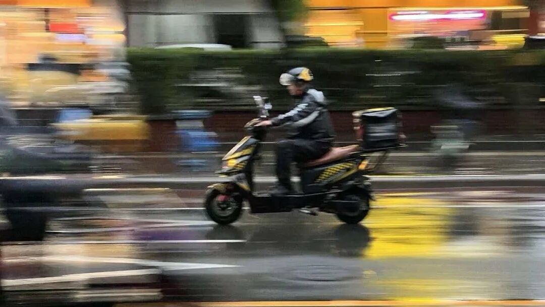 外卖“补贴大战”一年多,骑手经历了什么?