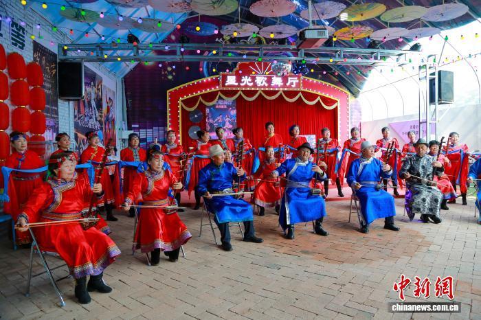 图为乡愁文化馆义务为基层演出团队提供演出舞台，这支平均年龄70岁的兴科社区四胡合唱队为游客进行演出。　杨亚东 摄
