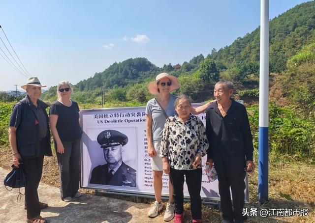 14号机机长约翰・希尔格后代与营救者后代合影。李梦玉/摄