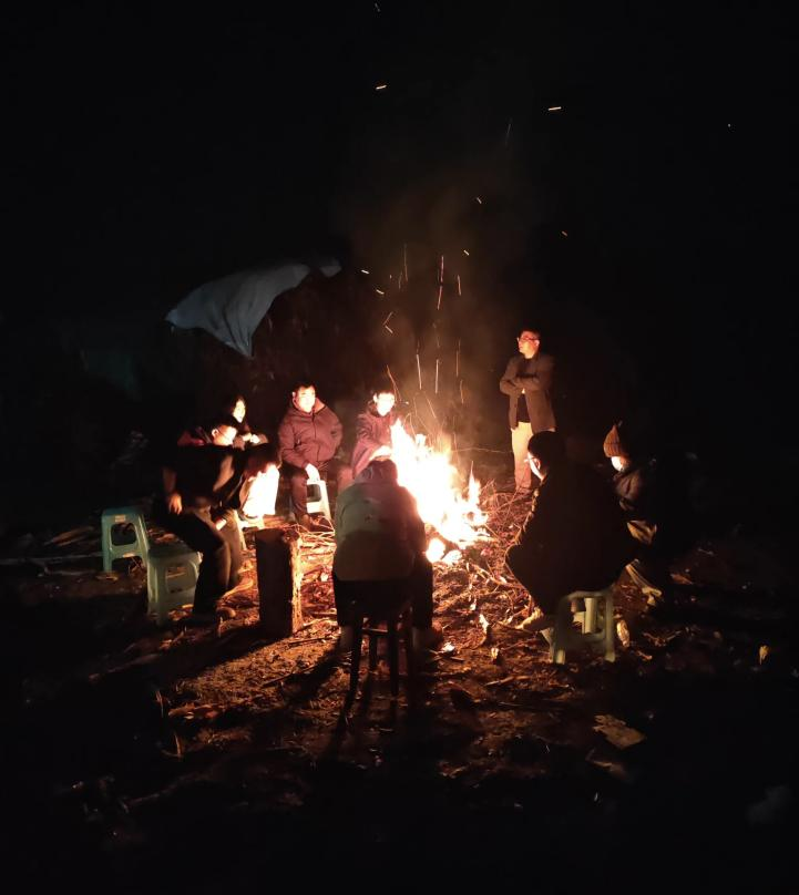 10日晚,田地上的篝火。(图/受访者提供)