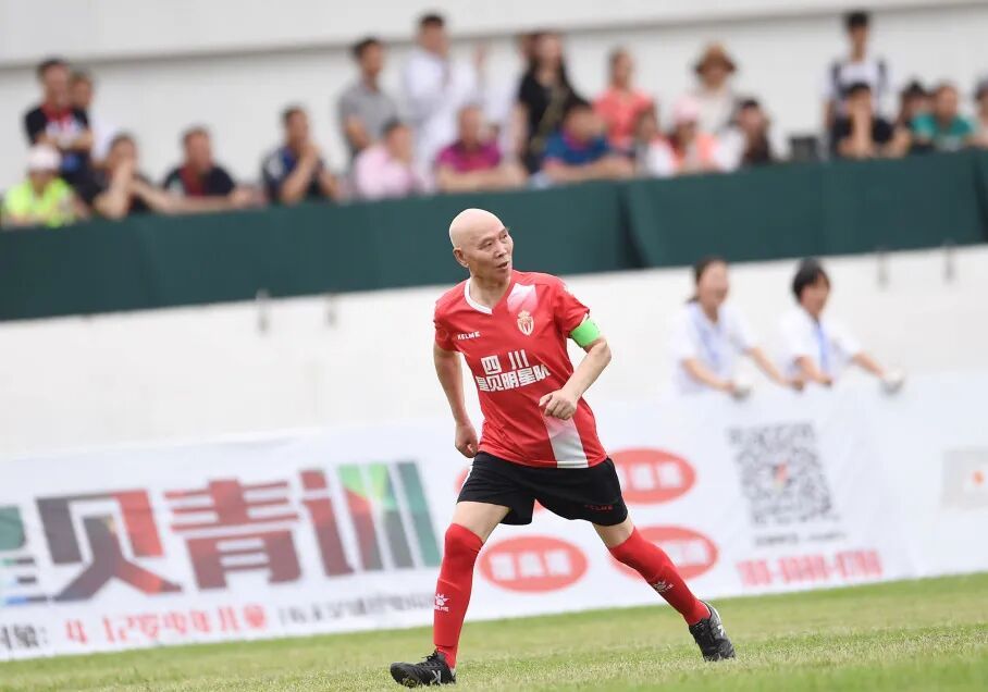 2018年,李伯清在明星足球赛上(资料图 张士博摄)