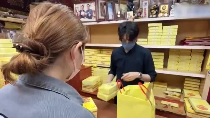 送盒蛋黄酥就被抓？岛内人人自危，郑丽文捅破窗户纸：绿营玩不起