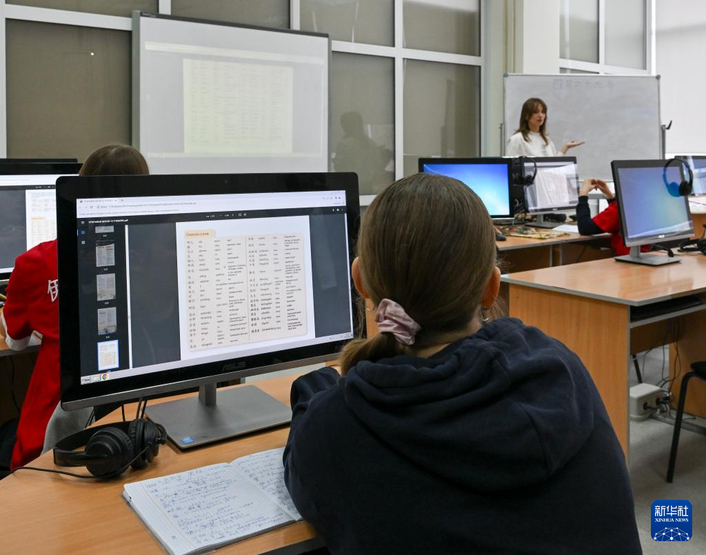 4月29日，学生在俄罗斯伊尔库茨克国立大学孔子学院上中文课。 新华社记者 郝建伟 摄