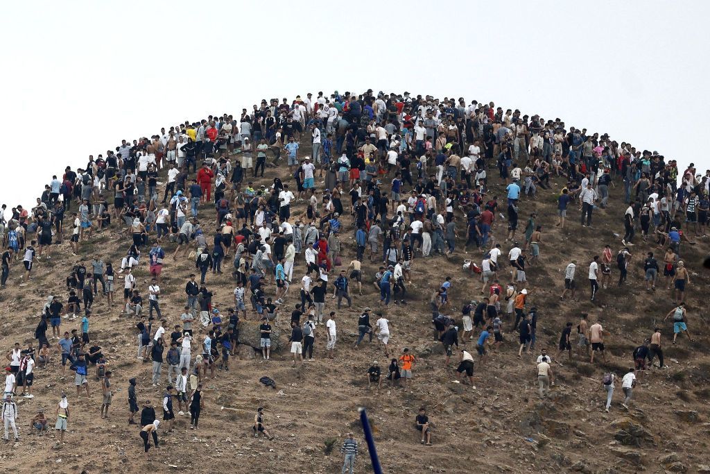 当地时间2026年7月31日，摩洛哥边境弗尼迪克，人们聚集在靠近冲突地点的山顶。