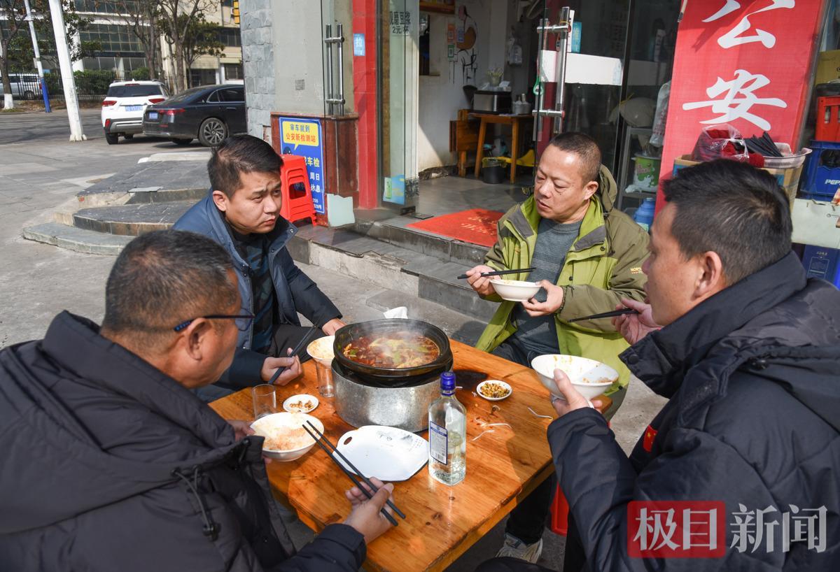 在公安县城的一家牛肉馆,几名食客正在品味公安牛肉。(极目新闻记者 黄志刚 摄).jpg