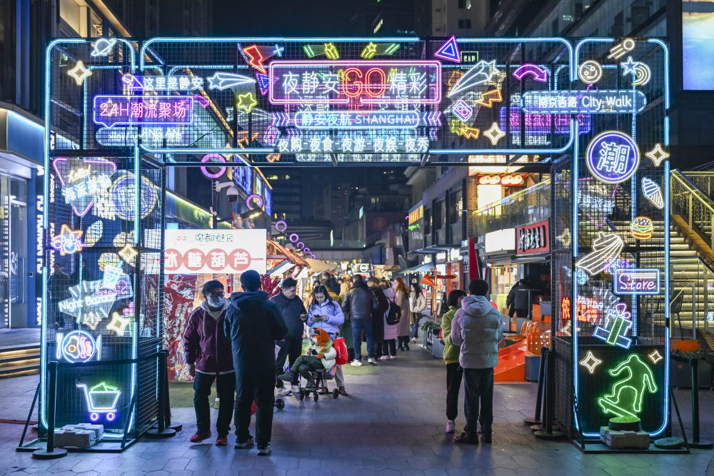 这是1月7日在上海市静安区吴江路拍摄的夜间市集现场。新华社记者陈浩明 摄