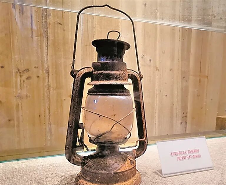 毛泽东在苟坝用过的马灯(复制品)