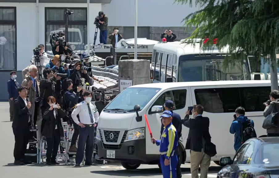 ·优季被捕后,被警方押送。(日本《产经新闻》)