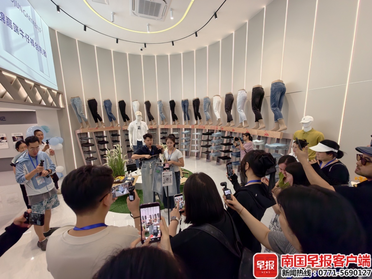 采风团在福绵区宝俊服饰公司内进行采访。