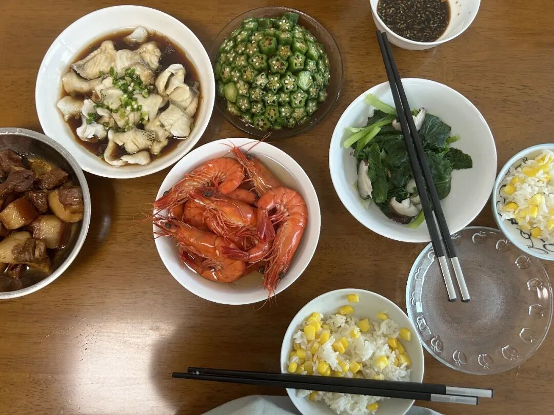 豆豆家的餐桌。(图/受访者供图)