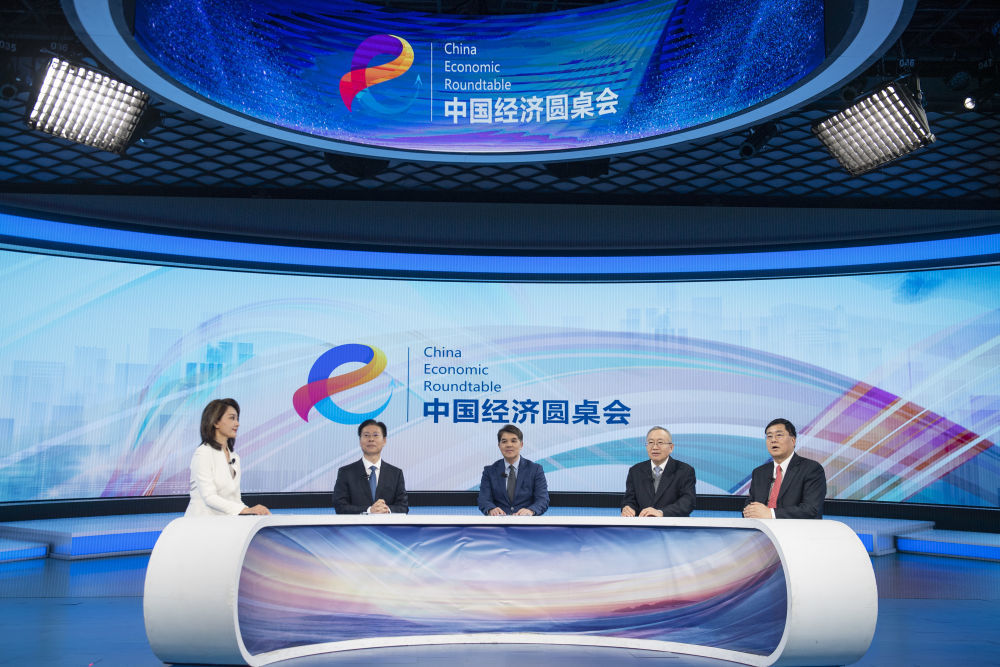 嘉宾在第二十八期“中国经济圆桌会”大型全媒体访谈节目录制现场交流发言。新华社记者 孙瑞博 摄
