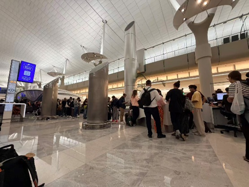 在阿布扎比机场滞留的旅客。(图/受访者提供)