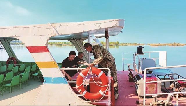 乘船游湖。