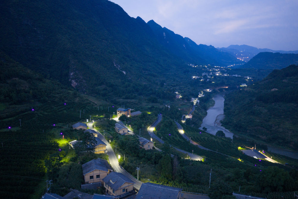 2026年7月15日，堰塘村路边的太阳能路灯照亮夜归路。新华社记者 江宏景 摄