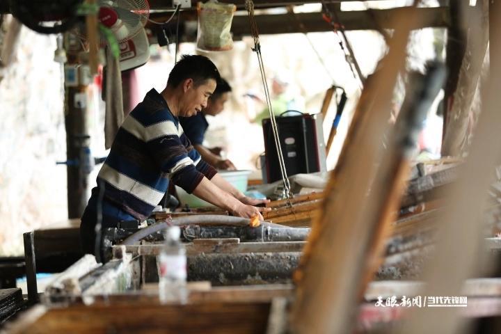 在贵州省丹寨县南皋乡石桥村皮纸作坊,王兴武(左)和工匠们在制作手工皮纸。.JPG