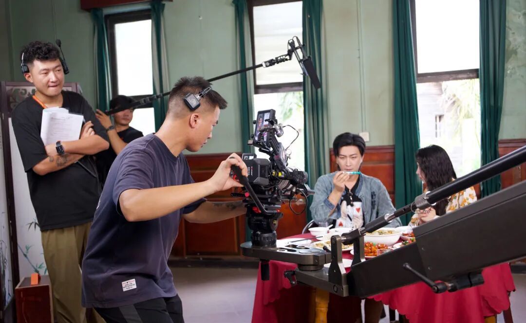 2025年8月31日,中山影视城内一部竖屏微短剧正在拍摄。