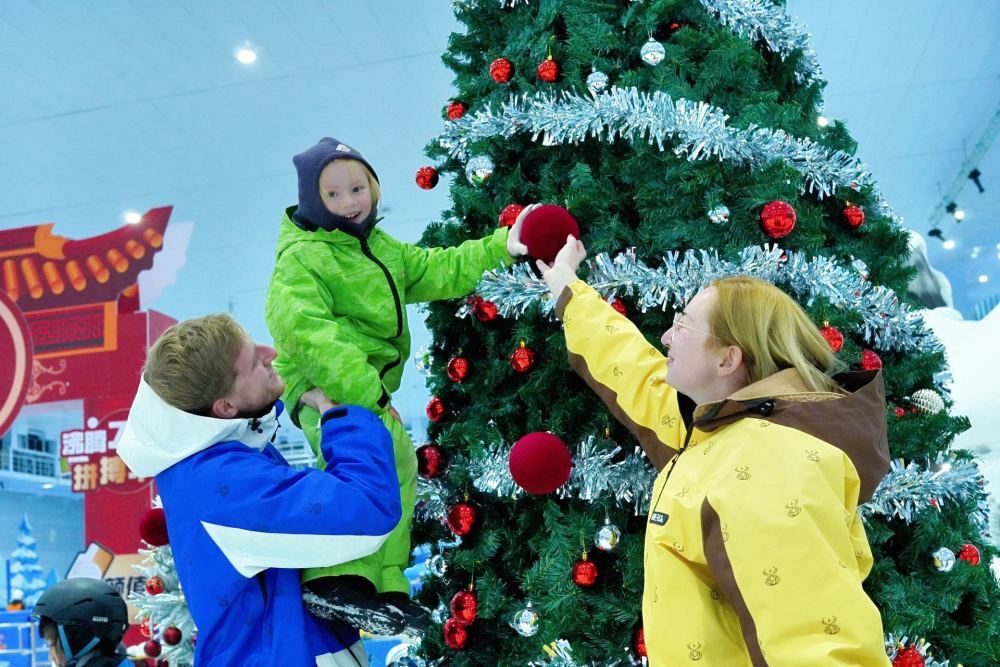 尼克一家在昆明体验滑雪↑