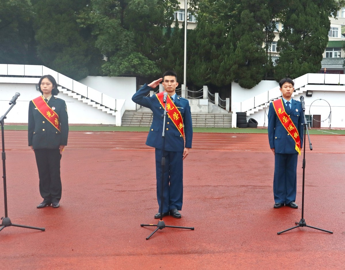 活动现场,退伍复学学生参加报到仪式。覃晓楠 摄 (2).jpg