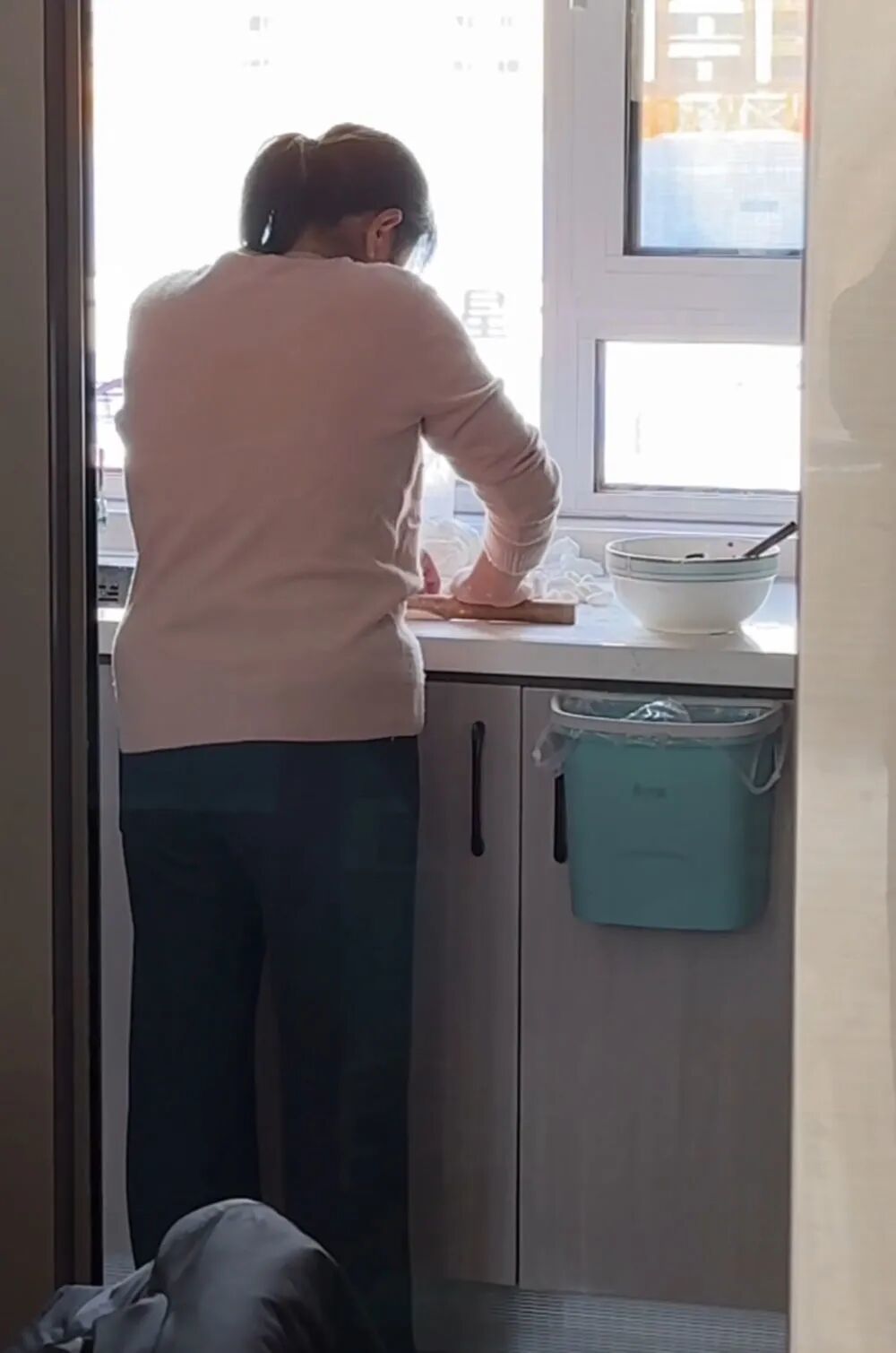 杨睿的母亲在家忙活着给儿子做好吃的。新华社发