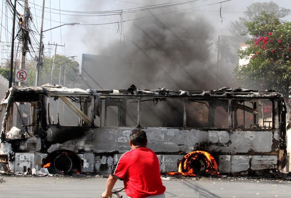 2月22日,在墨西哥哈利斯科州首府瓜达拉哈拉拍摄的被焚烧的巴士(图源:新华社)