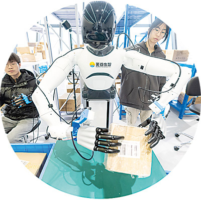 在湖北人形机器人创新中心，人形机器人在进行仓库搬货场景数据采集。新华社记者 肖艺九摄