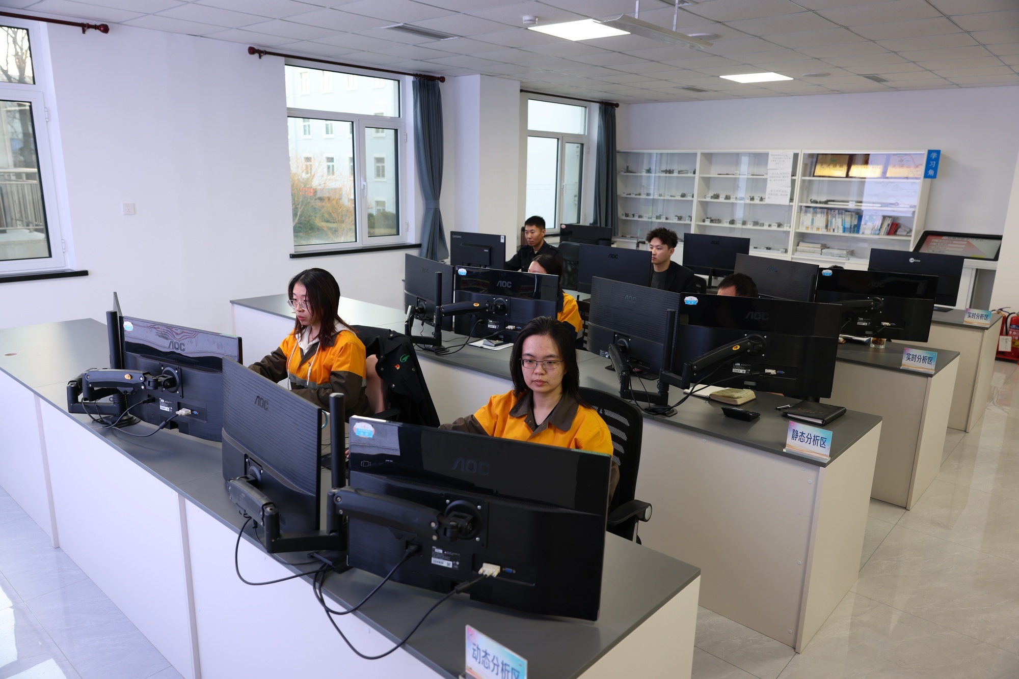 供电检测分析人员正在进行缺陷智能分析校核工作（央广网发 天津供电段供图）