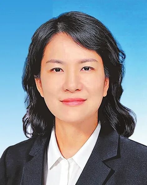 杨小菁同志