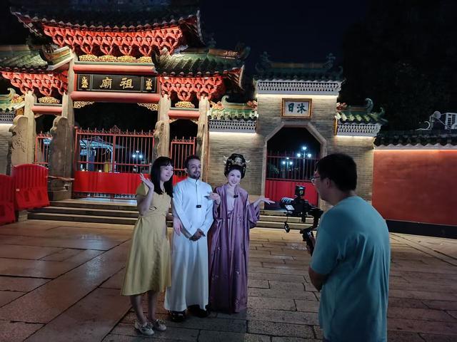佛山传媒文旅集团对外报道团队在祖庙奇妙游采访现场。