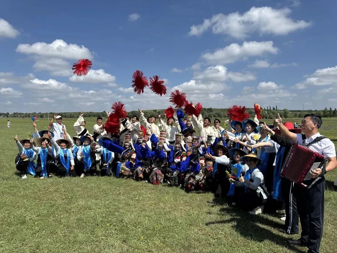 2025年8月15日至17日,强基工程——“村歌嘹亮”2025年全国集中展演在内蒙古鄂尔多斯举行。图为小分队演出现场(图源:中国文艺志愿者微信公众号)