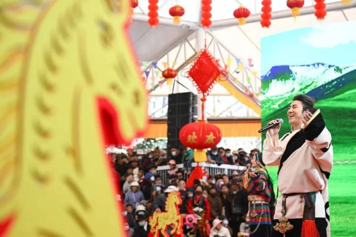 3月3日,西藏自治区2026年“我们的节日·元宵”主场示范活动在拉萨市举行。活动以“雪域欢歌 吉祥元宵”为主题,营造出浓厚节日氛围。图为新牧人组合演唱歌曲《阿若情歌》。