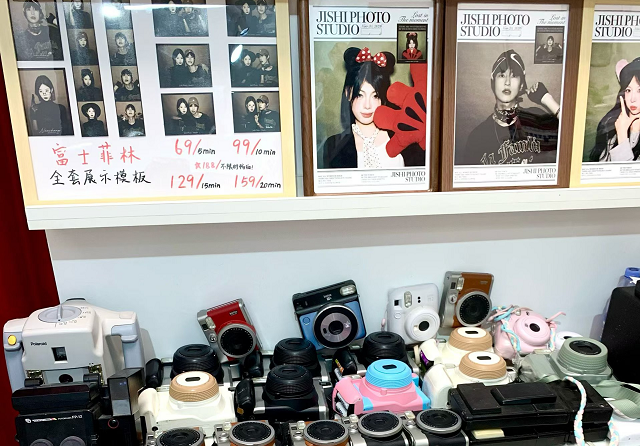 9Y店内陈列的多款拍立得相机与价目表.png