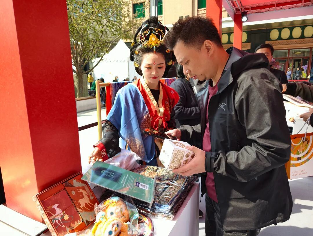 游客在文创展销区挑选敦煌文创产品。记者 王慧雯 摄 (9).jpg
