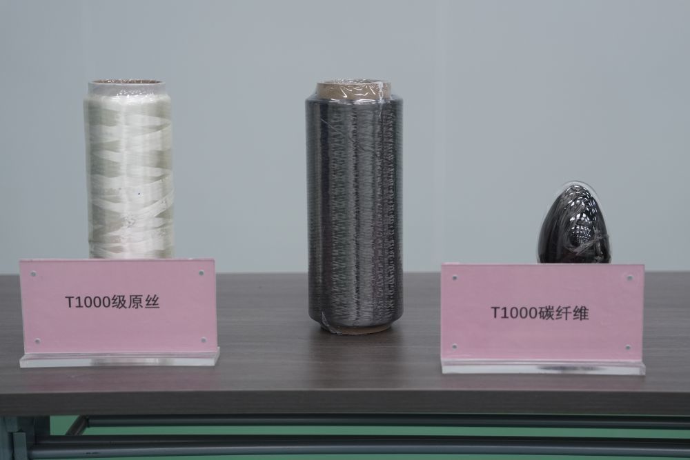 图为T1000级原丝和T1000碳纤维。(中国科学院山西煤炭化学研究所供图)