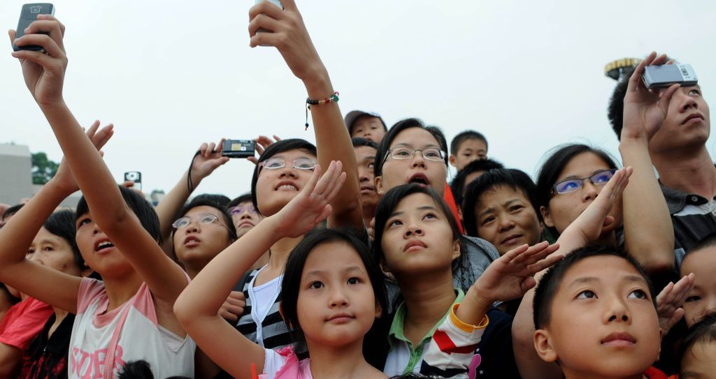 2008年10月1日,市民在福州五一广场观看升国旗仪式。新华社记者 张国俊 摄
