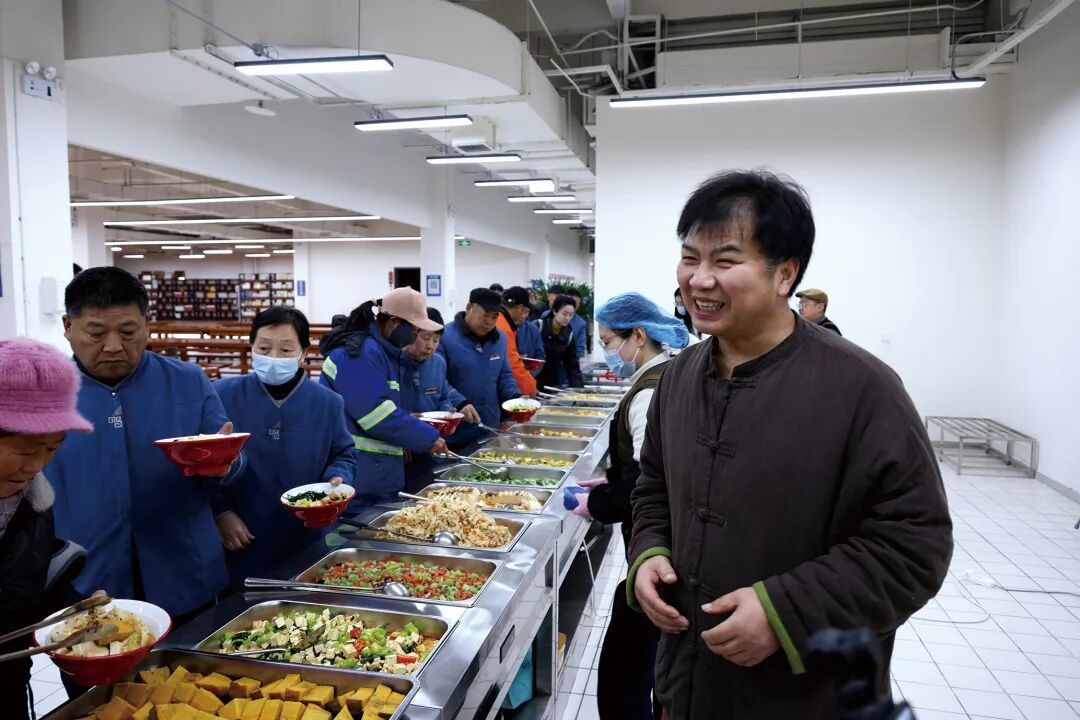 2026年3月7日，河南郑州。张清(右一)开设的“吾家素食”自助餐厅人潮涌动。这家餐厅不设收银台，不标价格，顾客用餐全凭自愿扫码付款，开业不久便在线上、线下引发广泛关注。(图/IC)