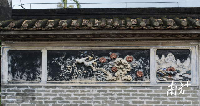 古元故居房檐下的灰塑和彩画洇着多年潮气,花鸟的轮廓仍清晰可辨。